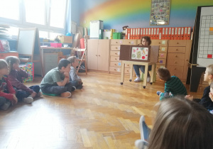 Dzieci uczestniczą w warsztacie